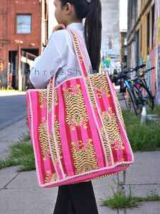 กระเป๋าโท้ทผ้าฝ้ายลายควิลท์แสนสบายสำหรับใช้ในชีวิตประจำวัน พร้อมลายดอกไม้แบบดั้งเดิมที่ทำด้วยมือ และพื้นที่ภายในกว้างขวางสำหรับของใช้จำเป็นในชีวิตประจำวัน - Product Image 3