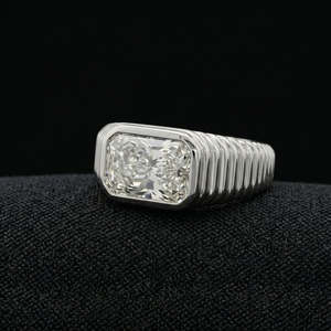 Bague de mariée contemporaine en platine et diamants pour femme, design minimaliste sophistiqué, bijoux de luxe et accessoire de mode - Product Image 2