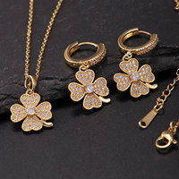 Parure de bijoux trèfle à quatre feuilles en laiton plaqué or 18 carats avec micro-pavé de zircone cubique, comprenant boucles d'oreilles créoles Huggie et collier pendentif, bijoux porte-bonheur pour femme