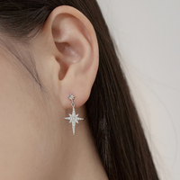 Boucles d'oreilles pendantes asymétriques en forme de croissant octogonal en argent sterling avec zircone cubique 5A de la collection Dylam Universe Fine Jewelry