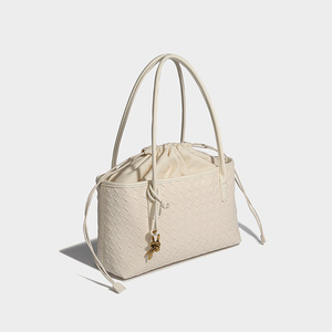Vente directe d'usine sac à main en cuir tressé blanc avec fermeture à cordon et décoration pendentif en or - Product Image 1