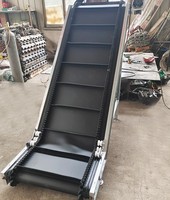 Convoyeur incliné personnalisé en acier inoxydable de qualité alimentaire avec courroie en PU, à crampons et parois latérales pour ligne de transport alimentaire