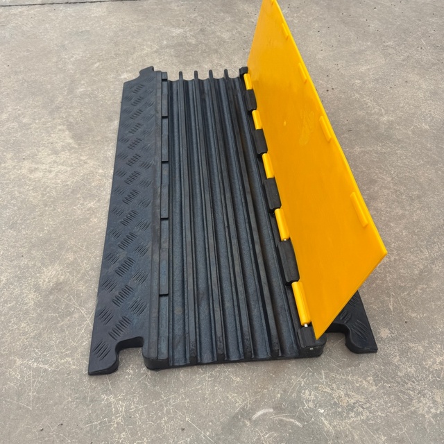 Best Selling 1/2/3/5 Channels Black Rubber Cable Protector with PE Cover for Indoor/Outdoor Use