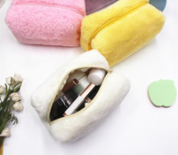 WAALUU Vente en gros de trousses de toilette et de maquillage personnalisées en peluche douce pour femmes, sac cosmétique à fermeture éclair en fausse fourrure avec logo, porte-monnaie en fausse fourrure