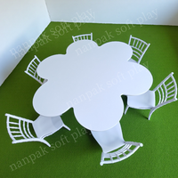 Table en bois massif blanc en forme de fleur de prunier pour la maternelle et la location événementielle
