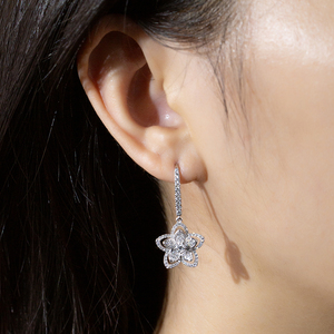 Boucles d'oreilles fleur en or blanc 9 carats avec diamants ronds pour femmes Messi Jewelry MSE-903 - Product Image 2