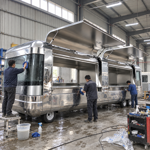 Remorque de camion-restaurant en acier inoxydable 5,8 m style Airstream rétro avec barbecue et évier pour lavage des mains pour utilisation en extérieur - Product Image 4