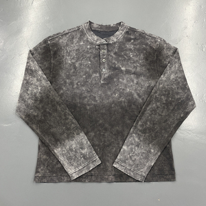 Camiseta Henley de punto gofrado gris lavado con efecto tie-dye para hombre, cuello redondo, estampado digital en las mangas, estilo casual, holgada, transpirable, estilo urbano. - Product Image 1