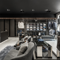 Meuble mural personnalisé pour hommes au détail Vitrine de vêtements en bois sur mesure Magasin de vêtements Design d'intérieur
