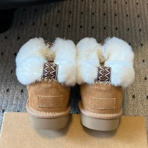 รองเท้าบูทหนังแกะดีไซน์หรูคุณภาพสูง น้ำหนักเบา อุ่นสบายสำหรับฤดูหนาว แบบสั้น สไตล์ UGGs  สำหรับเดินเล่น - Product Image 6