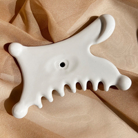 Peigne Gua Sha en céramique blanche personnalisable Faye, forme unique, outil de raclage corporel multi-usage pour le visage et la relaxation musculaire de tout le corps