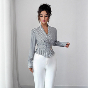 Nouveau chemisier à motif printemps 2026 avec boutons métalliques irréguliers et bande décorative pour <span class=keywords><strong>femme</strong></span> - Product Image 4