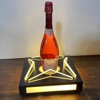 Bar Discothèque Logo personnalisé Acrylique Led Coloré Lumineux Hexagonal Présentoir À Vin Porte-Vin Base Bouteille Glorifier