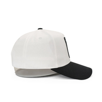 Op maat gemaakte logo bedrukking 5-panel baseball caps 100% katoen ademend waterdicht enkelvoudige gespsluiting wit/zwarte klep unisex