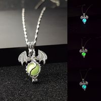 Collier lumineux Hollow Out Alloy Charmander Halloween Glow In The Dark Can Open Dragon Pendant Necklace (KN5447)