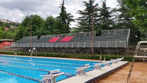 Soporte prefabricado duradero de marca CETA, doble pendiente, serie 2M/1, elevadores de 0,40 m, entretenimiento deportivo hecho en acero galvanizado en caliente - Product Image 3