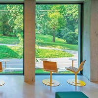 Ensemble table et chaises rotatives d'extérieur avec structure métallique pour patios, salons de thé, cafés ; mobilier de restaurant commercial