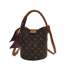 Sac seau bandoulière LY de luxe pour <span class=keywords><strong>femme</strong></span>, style vintage, en PU, grande capacité, avec monogramme classique et <span class=keywords><strong>foulard</strong></span> en soie - Product Image 1