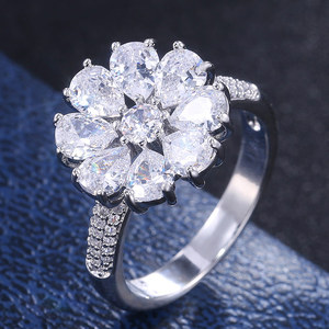 Elegante anello a forma di fiore per donna, design scintillante con intarsi, gioielli alla moda per tutti i giorni - Product Image 6