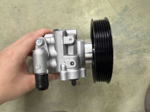 مضخة توجيه آلي أصلية مستعملة ومفككة من ماركة معروفة، مختبرة ومضمونة الجودة، مع بكرة ضغط لسيارات أودي A5 موديلات 2013-2019، رقم القطعة 8K0145153F - Product Image 4