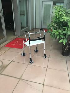Déambulateur à roulettes en aluminium à 4 roues verrouillables avec poignée doublement courbée, en stock, pour la rééducation des personnes âgées - Product Image 3