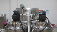 Ligne de production pour la fabrication de produits cosmétiques liquides et d'articles de toilette, cuve de mélange pour shampoing liquide industriel sur plateforme