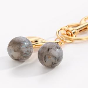 Porte-clés cerise pailleté métallique, porte-clés fruit doré, breloque de sac en résine scintillante, ornement de clé de voiture, souvenir de fête de luxe pour elle - Product Image 4