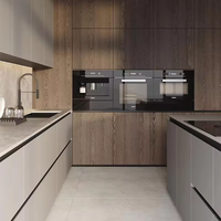Armoires de cuisine en laque haute brillance avec finition en bois et supports de rangement en métal