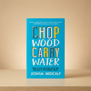Chop Wood Carry Water de Joshua Medcalf, livre sur la résistance mentale et la croissance personnelle, édition brochée - Product Image 2