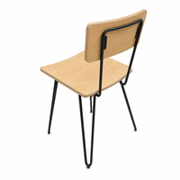 Chaise d'appoint scandinave en placage de hêtre, assise et dossier en contreplaqué, pieds en métal noir à chevrons, cadre métallique thermolaqué, vente en gros