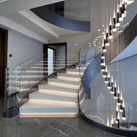 Escaliers en spirale préfabriqués modernes en acier inoxydable avec marches en bois massif et garde-corps en verre, durables et sûrs pour les appartements et les espaces extérieurs