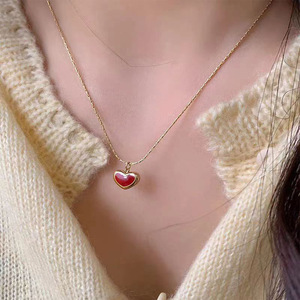 Collar Minimalista con Corazón Rojo, Cadena para Clavícula, Chapado en Oro de 18K, Acero Inoxidable Resistente al Agua y al Deslustre, Joyería de Moda - Product Image 2