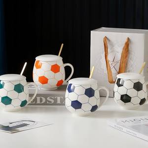 Mug à café en céramique en forme de ballon de football avec couvercle et cuillère, tasse à eau décorative pour la maison et le bureau, tasse à lait unique pour le bureau - Product Image 1