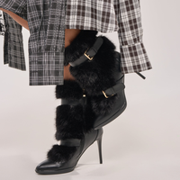 Bottines à talons aiguilles en fourrure avec logo personnalisé et détails à boucles pour femmes