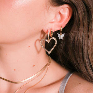 Pendientes colgantes con forma de corazón en oro rosa con cristales de imitación en el contorno para mujer, uso romántico para el día a día - Product Image 6