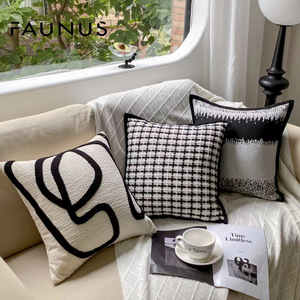 <span class=keywords><strong>Coussin</strong></span> de canapé personnalisable en polyester noir et or de luxe, style japonais abstrait, broderie au trait, avec rembourrage en coton PP - Product Image 1
