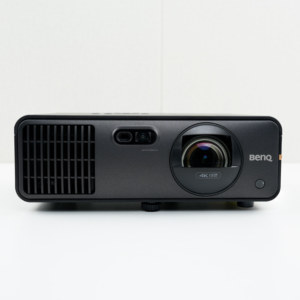 BenQ ak700st <span class=keywords><strong>4000</strong></span> <span class=keywords><strong>Lumen</strong></span> 4K UHD ah700st 1080p Rạp hát tại nhà kinh doanh & giáo dục ngắn ném Laser máy chiếu chuyên nghiệp - Product Image 1