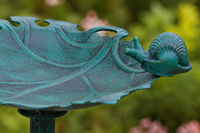 Bain d'oiseaux solaire écologique LeafResin, style Art Déco, finition bronze antique, résistant aux intempéries, pour extérieur, sur piédestal, pour oiseaux aquatiques
