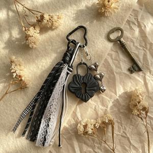 Breloque de sac Coquette Flower Lock imprimée en 3D PLA, pendentif trou de serrure, porte-clés Balletcore avec pompon en dentelle, décoration de sac à main Y2K pour fille tendance et cool - Product Image 1