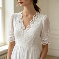 Dentelle en coton brodée florale ajourée dense de 13,5 cm de large pour vêtements de mariage, textiles de maison et accessoires de couture – Vente en gros