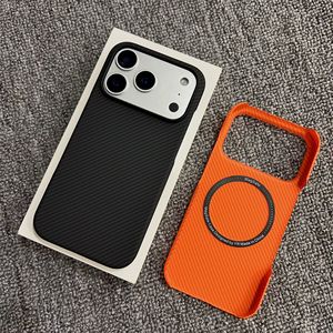 Pour IPhone17ProMax Original <span class=keywords><strong>Orange</strong></span> étui de téléphone portable motif en Fiber de carbone aspiration magnétique antichoc téléphone poignée demi-paquet - Product Image 3