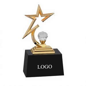 Trofeos deportivos metálicos de primera calidad diseñados para celebrar la excelencia en deportes, educación y éxito profesional. - Product Image 1