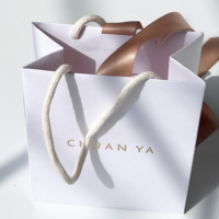 Sacs en papier de luxe blancs personnalisés avec logo pour boutiques de détail et cadeaux, fabriqués en Chine, vente en gros