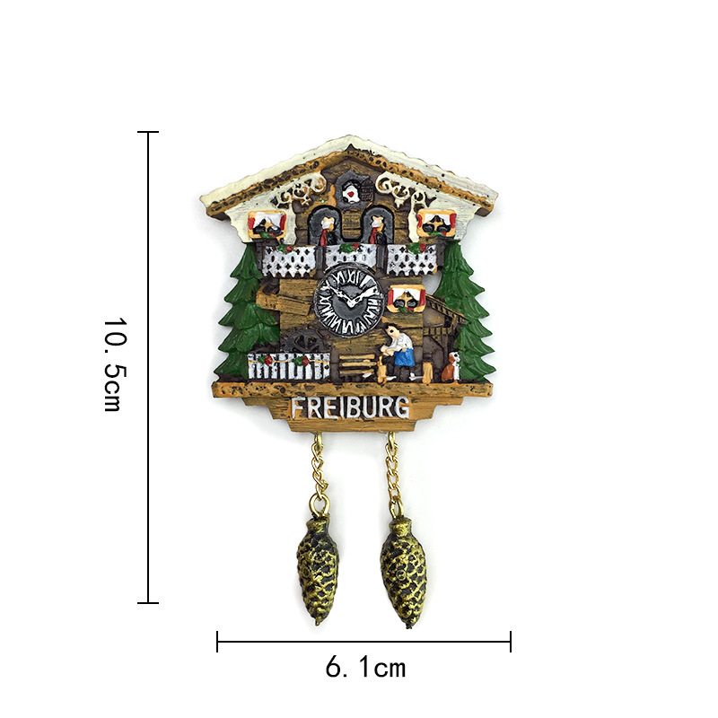 Colorida casa de madera alemana de Freiburg con cuco.