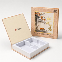Boîte cadeau personnalisée en carton gris style livre avec impression offset, doublure en satin et ruban de tirage pour commande en gros