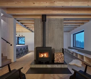 <span class=keywords><strong>Chalet</strong></span> <span class=keywords><strong>moderne</strong></span> Maisons en bois pour les vacances de ski chez l'habitant sur une pente enneigée avec extérieur sombre et <span class=keywords><strong>intérieur</strong></span> en bois - Product Image 2