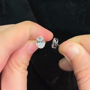 Boucles d'oreilles élégantes en or blanc 18 carats avec diamant ovale <span class=keywords><strong>de</strong></span> 1 carat cultivé en laboratoire <span class=keywords><strong>DE</strong></span> VS, cadeau <span class=keywords><strong>de</strong></span> Noël, boucles d'oreilles à quatre griffes - Product Image 5
