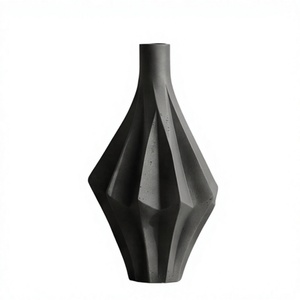 Vase décoratif en métal noir de luxe, moderne, à facettes angulaires, pour la maison, le bureau, le hall, la décoration intérieure - Product Image 1