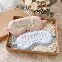 Masque de sommeil en satin personnalisé avec nom, masque pour les yeux avec lettrage en fil pelucheux pour demoiselle d'honneur, cadeau de fête de mariage