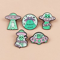 Décoration de sac à dos créative en forme de vaisseau spatial, extraterrestre, astronaute mignon, OVNI et planète, avec design 'Meow' et technique d'émail goutte d'huile